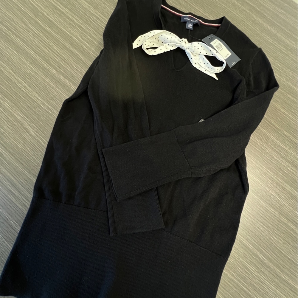 TOMMY HILFIGER NWT Navy blue light sweater. V neck. Polka dot tie at neck. - Picture 7 of 14